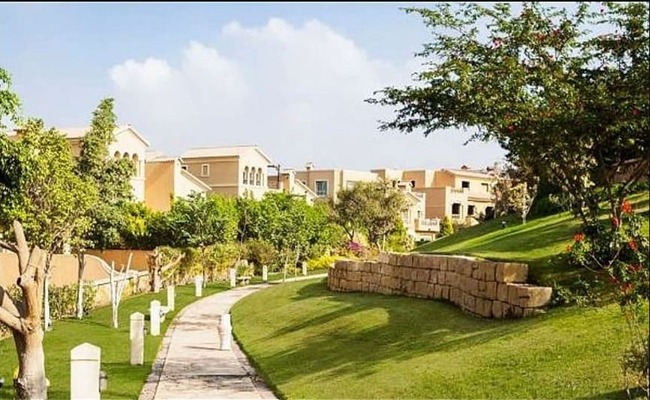 للبيع بالتقسيط شقة 250 متراً أرضي في كمبوند بالم هيلز قطامية القاهرة الجديدة